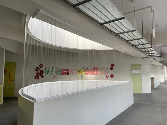 অদৃশ্য সুরক্ষা গ্রিল অদৃশ্য সুরক্ষা বাধা যা নান্দনিক অখণ্ডতা বজায় রেখে শিশু এবং পোষা প্রাণীকে কার্যকরভাবে রক্ষা করার জন্য ডিজাইন করা হয়েছে