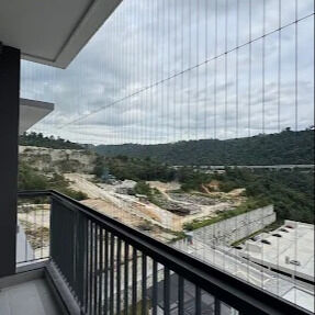 ব্যালকনি অদৃশ্য গ্রিল আধুনিক ভবনগুলির জন্য স্থায়িত্ব এবং নান্দনিক আবেদনকে একত্রিত করে স্বচ্ছ জাল নিরাপত্তা সমাধান