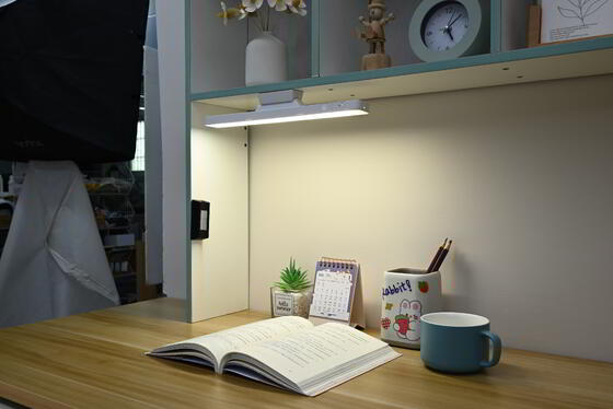 শক্তিশালী চৌম্বকীয় শোষণ এলইডি আই সুরক্ষা রিচার্জেবল 800mA ল্যাম্প কুল লাইট ইউএসবি চালিত লার্নিং লাইট